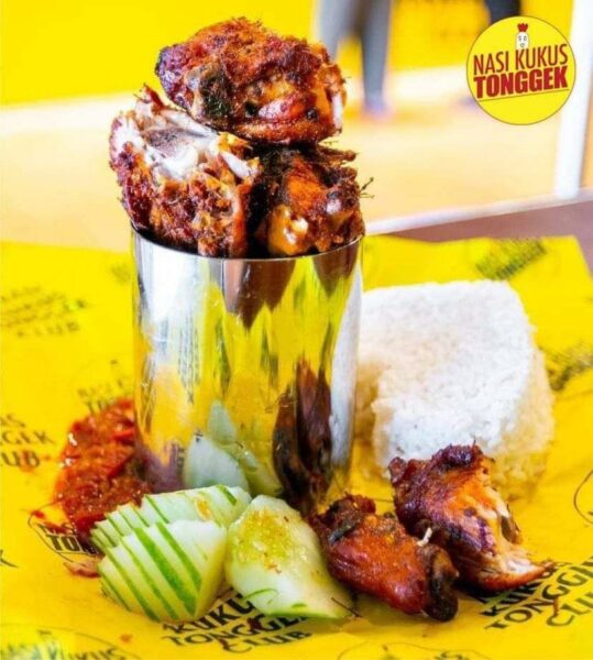 Sajian nasi kukus tonggek dengan pelbagai lauk