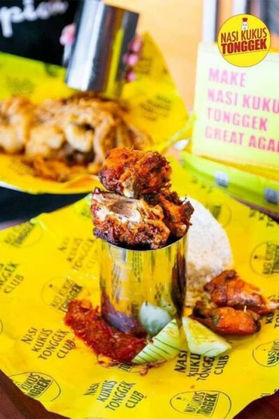 Hidangan Nasi Kukus Tonggek dengan lauk