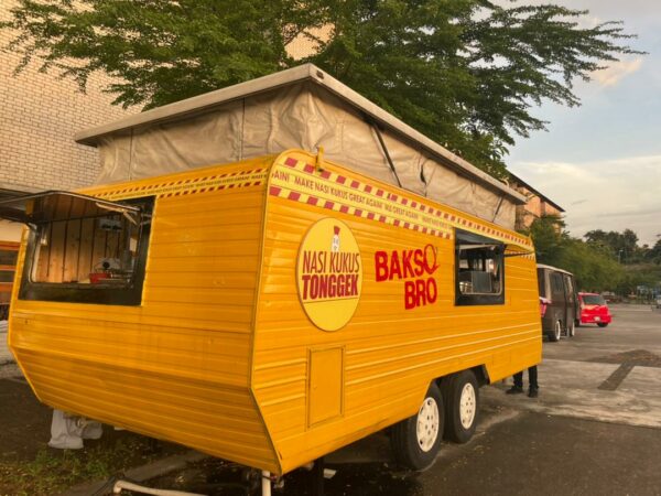 Sajian nasi kukus berlauk pilihan di restoran