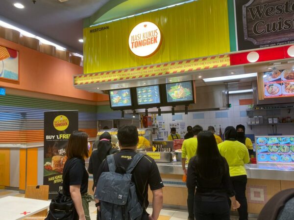Nasi kukus dengan lauk di Nasi Kukus Tonggek