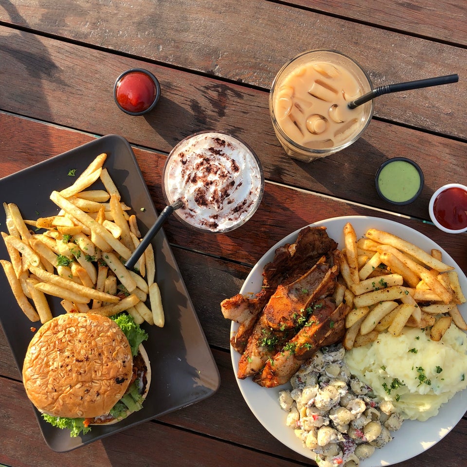 Suasana kafe dan hidangan di tempat-tempat dating popular di Selangor.