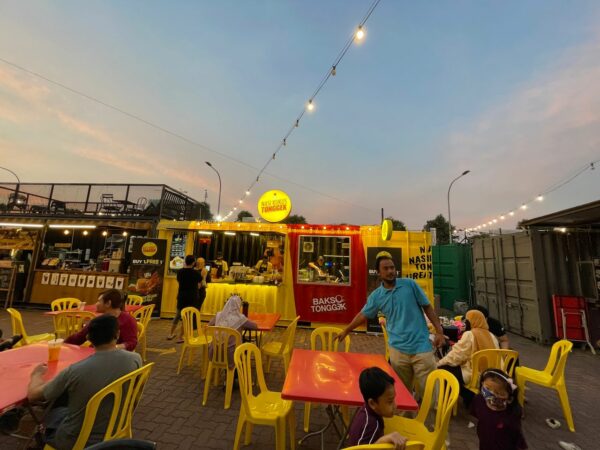 Nasi kukus tonggek dengan ayam berempah
