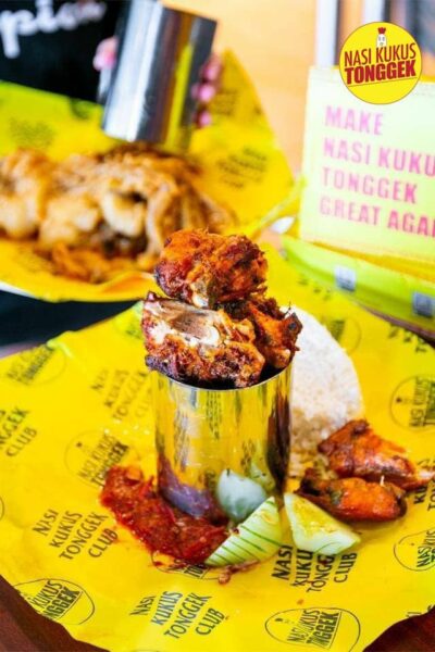 Nasi kukus dengan kuah dan lauk pauk