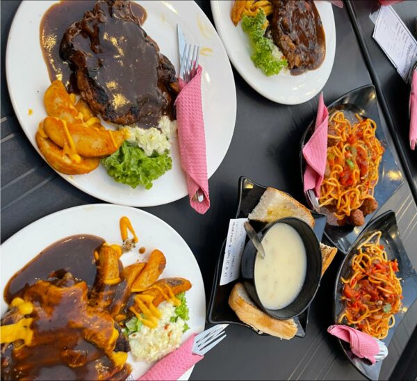 Hidangan kambing bakar atau sup kambing di Port Kambing Bakaq