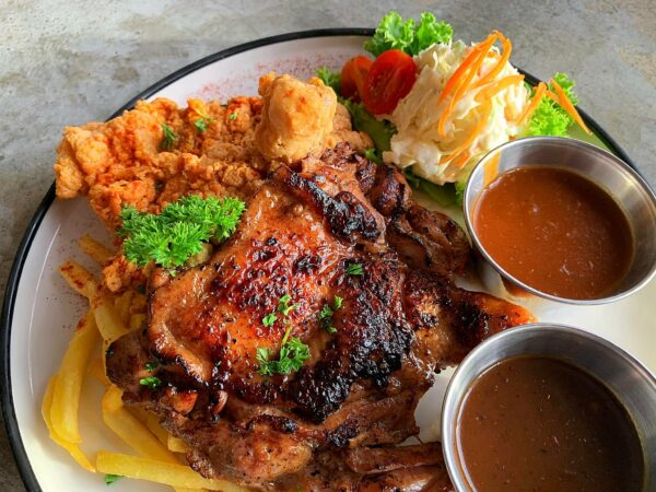 Kopi dan kek hidangan di OverStepped Café