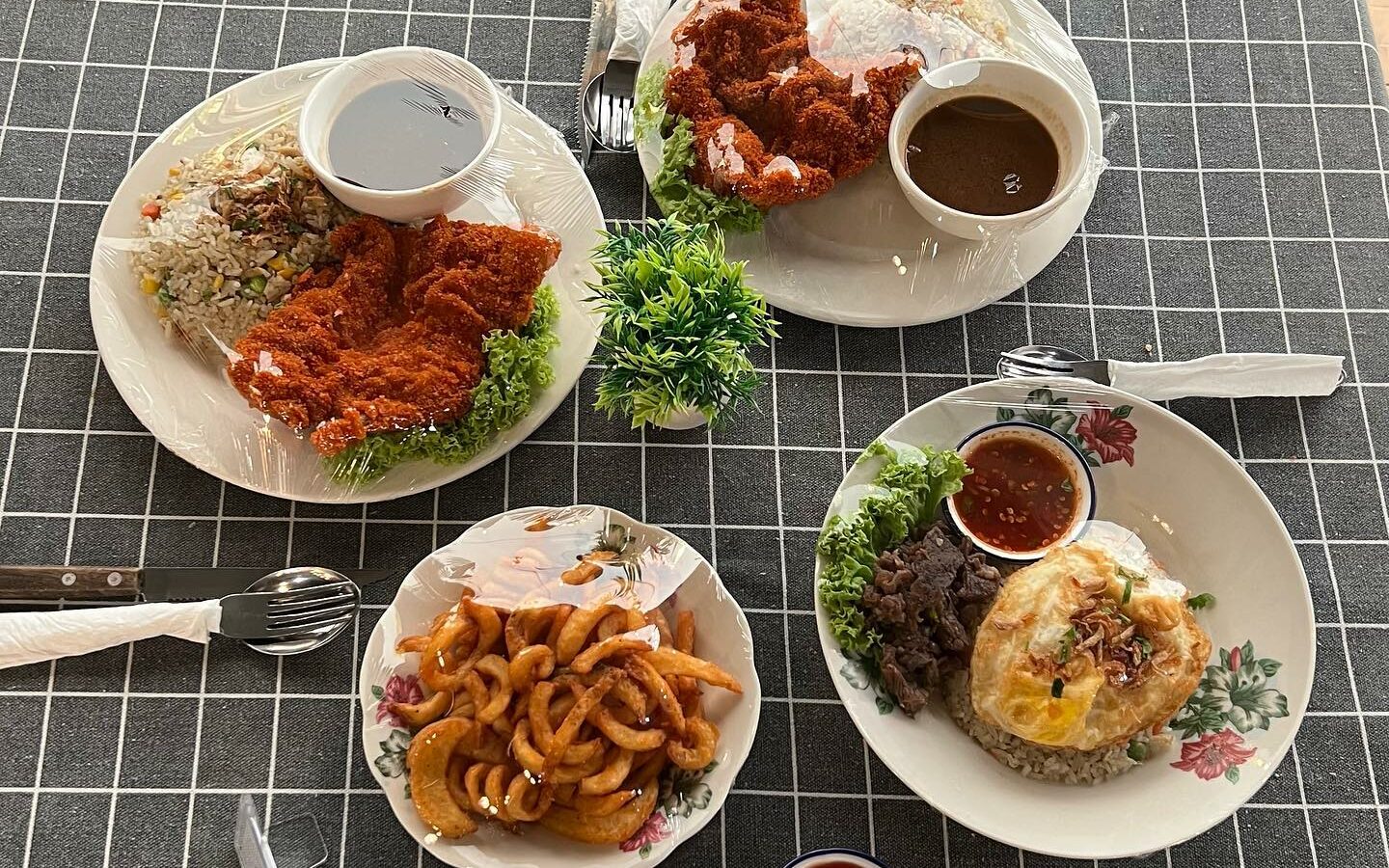 Kopi dan roti canai di Warung Kopi Leq