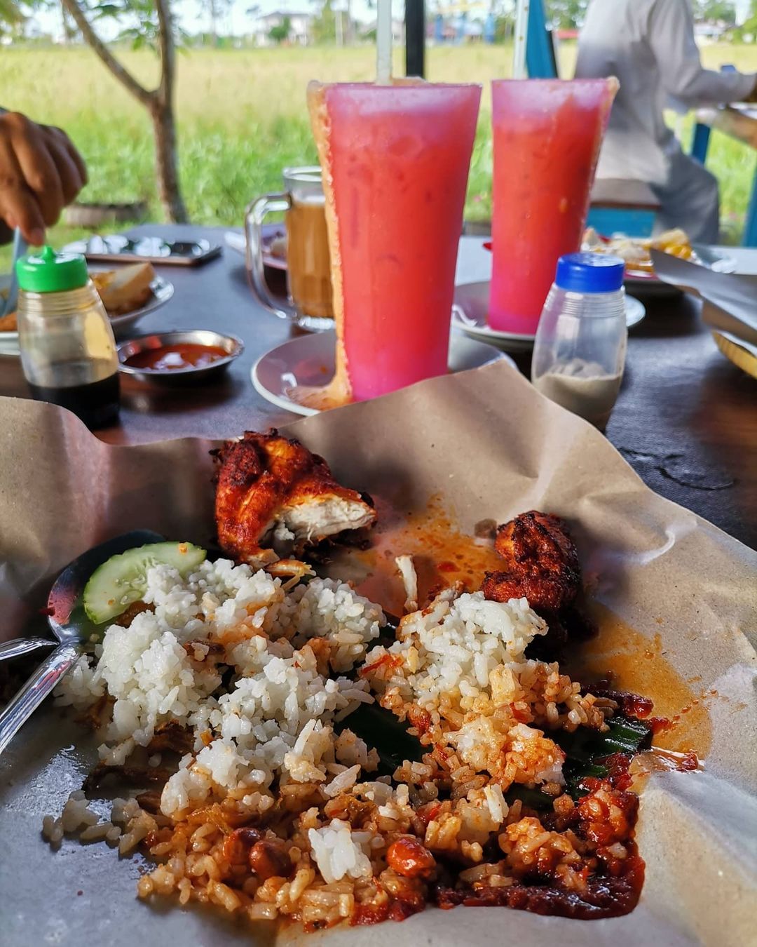 Pek nga dihidangkan bersama gulai ikan atau susu pekat manis di Warung Tepi Sawah Perlis.