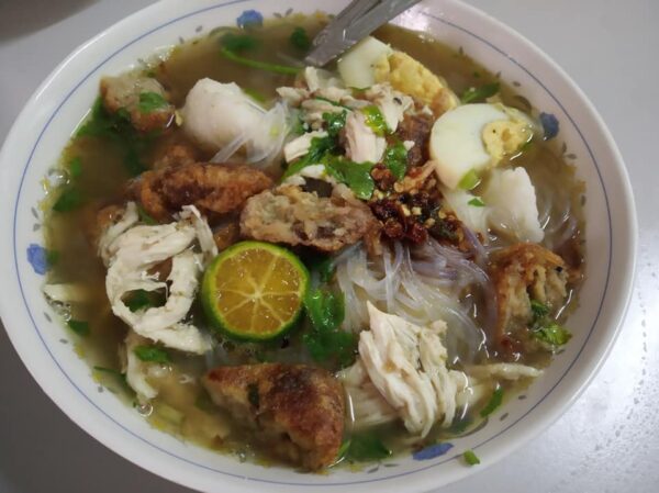 Soto Banjar dengan kuah bening dan pelengkap
