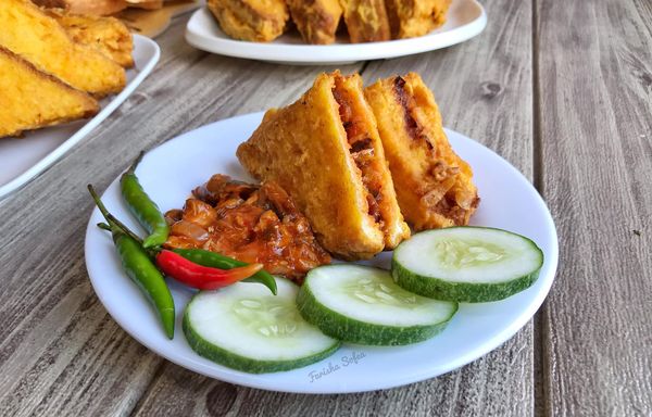 Sandwich sardin yang dicelup tepung dan digoreng
