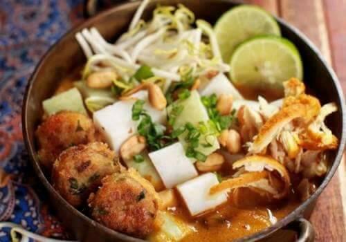 Soto Madura dengan kuah kuning dan daging
