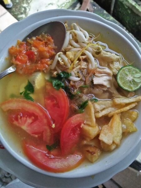 Soto ayam kuah bening dengan suhun dan ayam