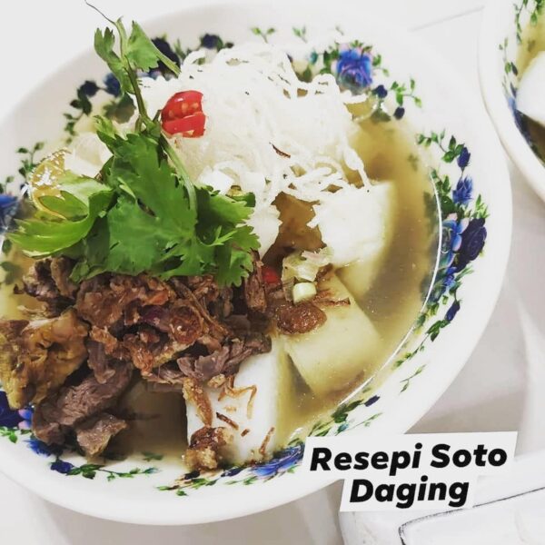 Soto daging dengan kiub daging dan kuah pekat
