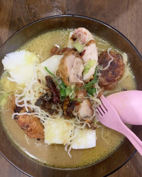 Soto asli Indonesia dengan mi dan telur