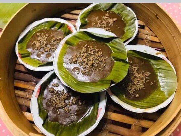 Dodol kukus Pahang berwarna coklat dalam acuan bulat