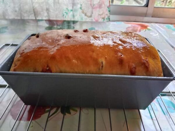 Roti loaf butterscotch dengan kismis