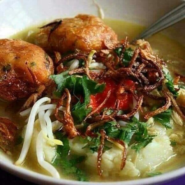 Soto Ayam Kebabom dengan kuah kuning