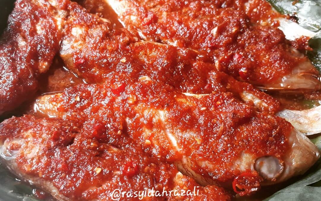 Ikan Bakar Mak di atas pinggan