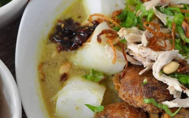 Pelbagai jenis hidangan soto ayam dengan kuah panas, bergedil dan hiasan.