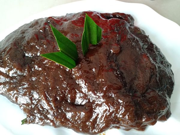 Dodol cepat masak berwarna coklat dalam mangkuk