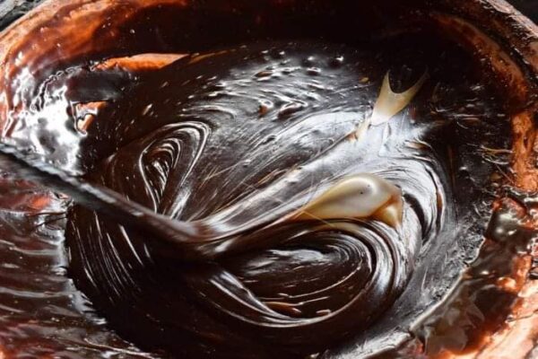 Dodol tradisional berwarna coklat gelap dipotong kecil