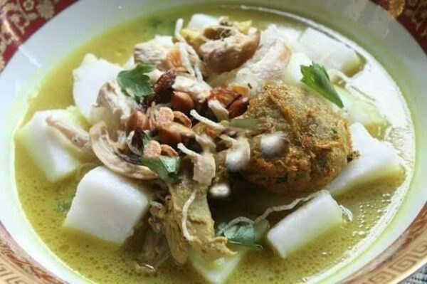Soto ayam versi Johor dengan mi dan ayam