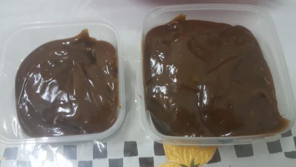 Potongan dodol lembut berwarna coklat di atas daun