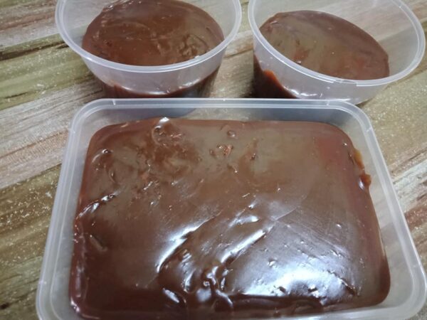 Dodol durian berwarna kuning pekat dalam pinggan