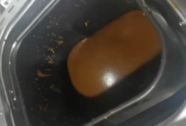 Adunan dodol dimasak di dalam mesin pembuat roti