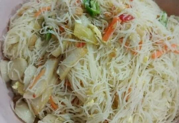 Bihun goreng pedas berisi cili hijau