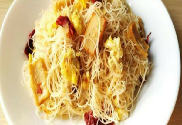 Bihun goreng pedas dengan cili kering