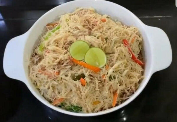 Bihun goreng dengan daging lada hitam
