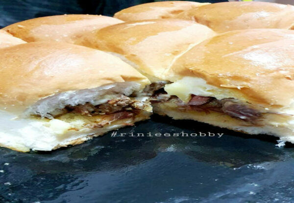 Roti diisi daging dan keju