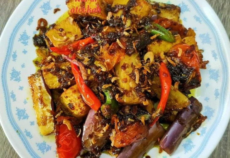 Hidangan terung goreng berlada yang sedap dan menggugah selera.