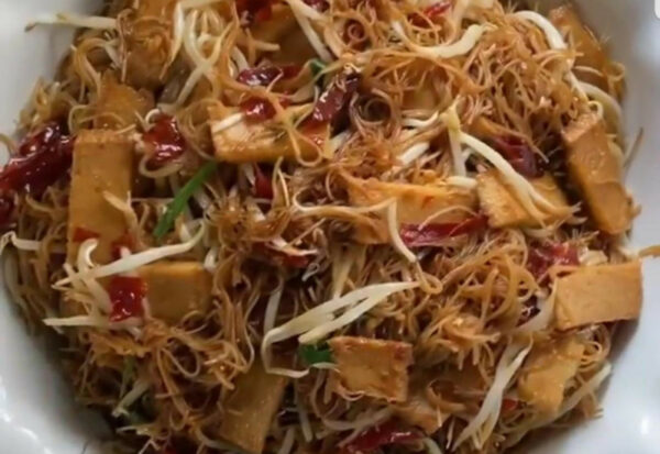 Bihun goreng kicap berwarna gelap