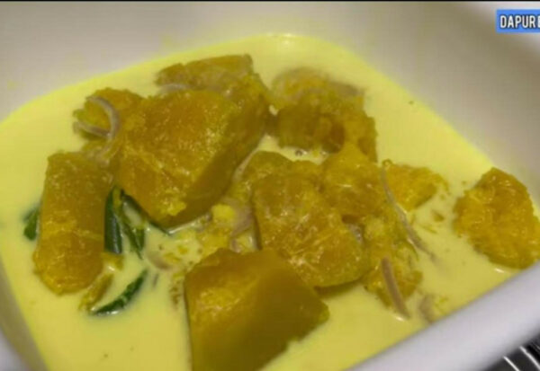 Labu masak lemak kuning dengan santan