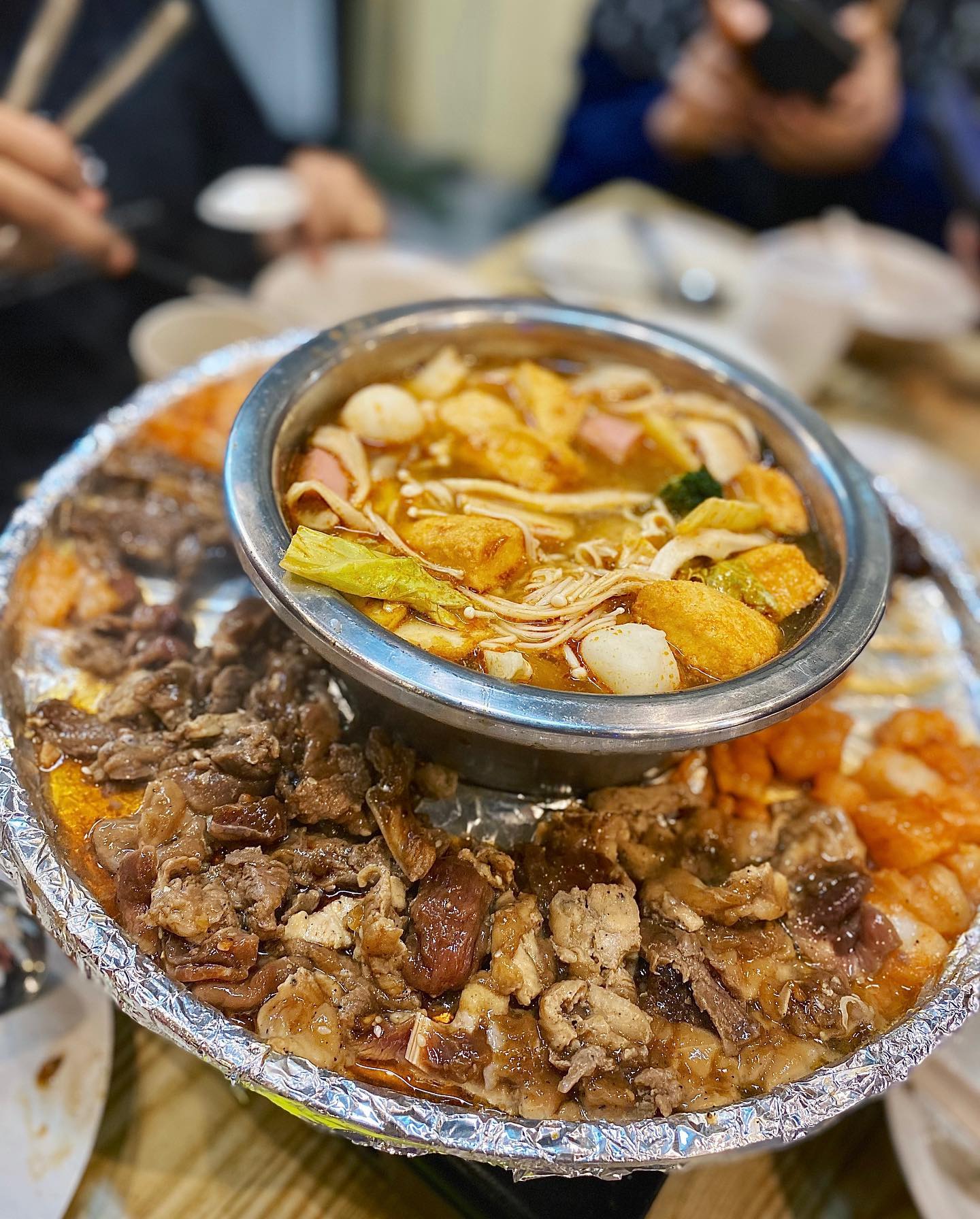 Pelbagai bahan steamboat segar dan daging perap di restoran Santuy Thai BBQ Johor.