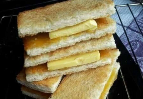 Roti bakar dengan kaya dan mentega