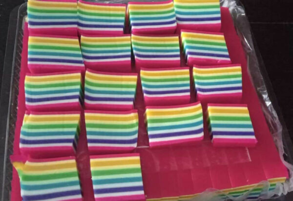 Kuih talam lapis berwarna-warni