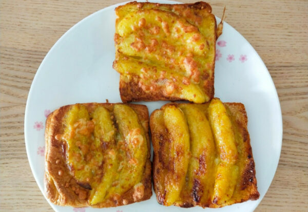 Roti goreng berisi pisang yang rangup