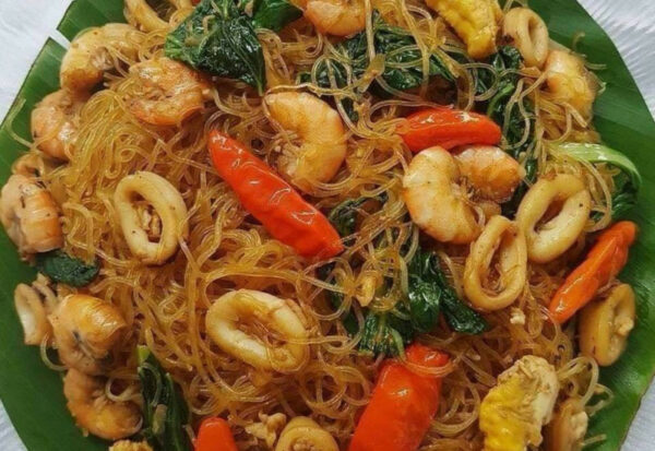 Bihun goreng seafood dengan udang dan sotong