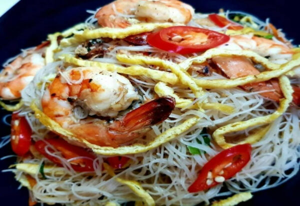 Bihun goreng Singapura dengan sayur