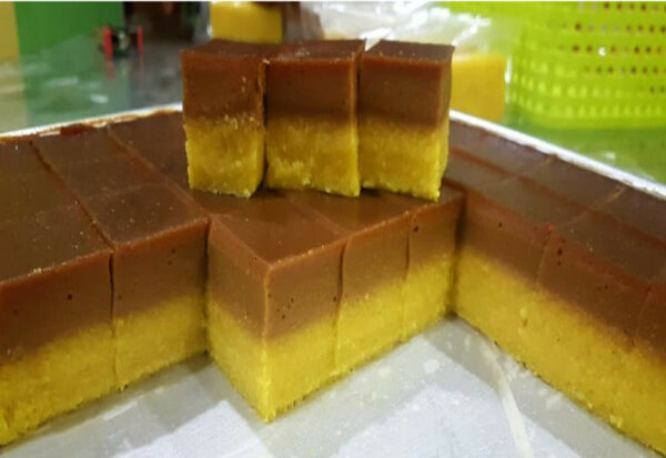 Kuih talam suji dengan taburan