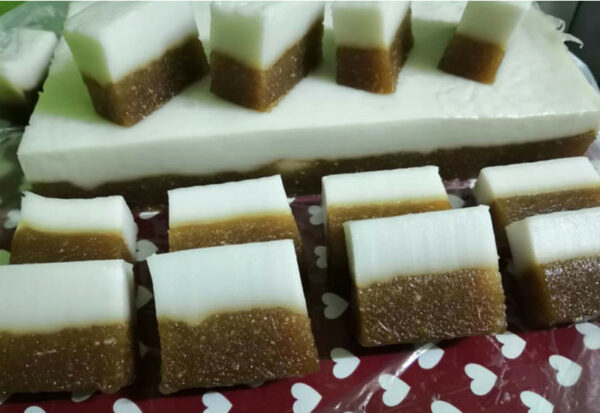 Kuih talam ubi kayu yang telah dipotong