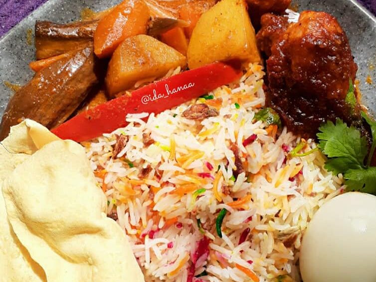 Nasi minyak hujan panas berwarna-warni