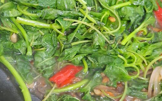 Bayam tumis bersaiz hidangan