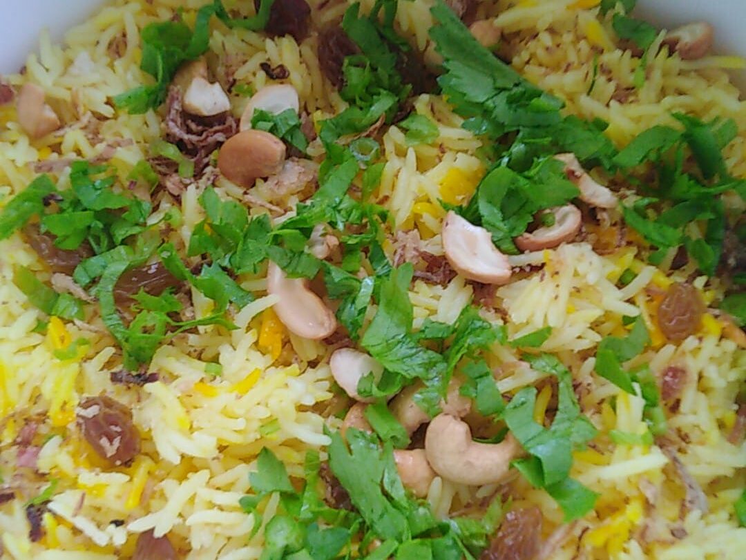 Nasi minyak dengan ayam masak merah dan jelatah