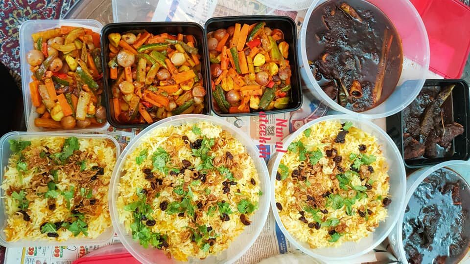 Nasi minyak bersama daging masak hitam