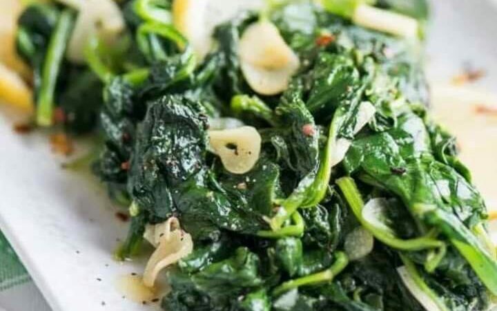 Sayur bayam goreng dengan hirisan lemon