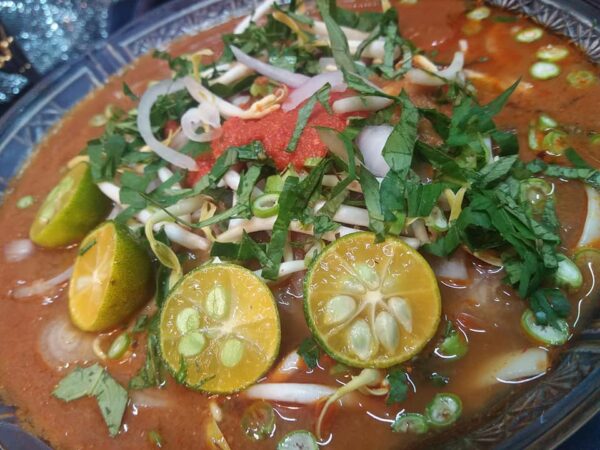 Penyediaan laksa Johor ikan selayang