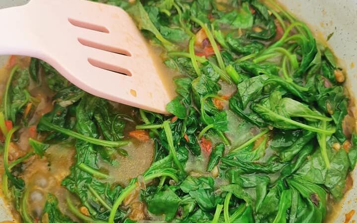 Bayam goreng belacan dalam mangkuk